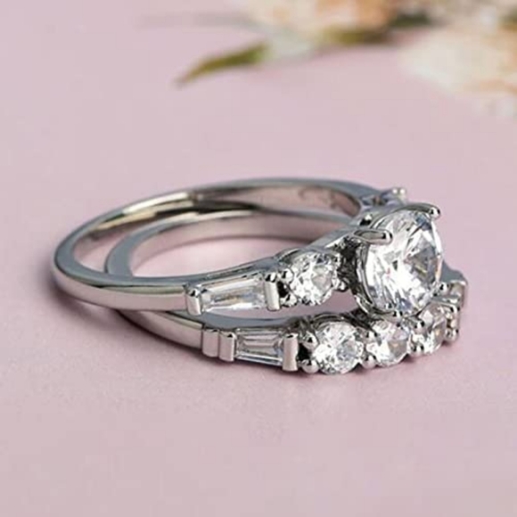 STUNNING Round Diamond Ring Set - Picture 2 of 9
